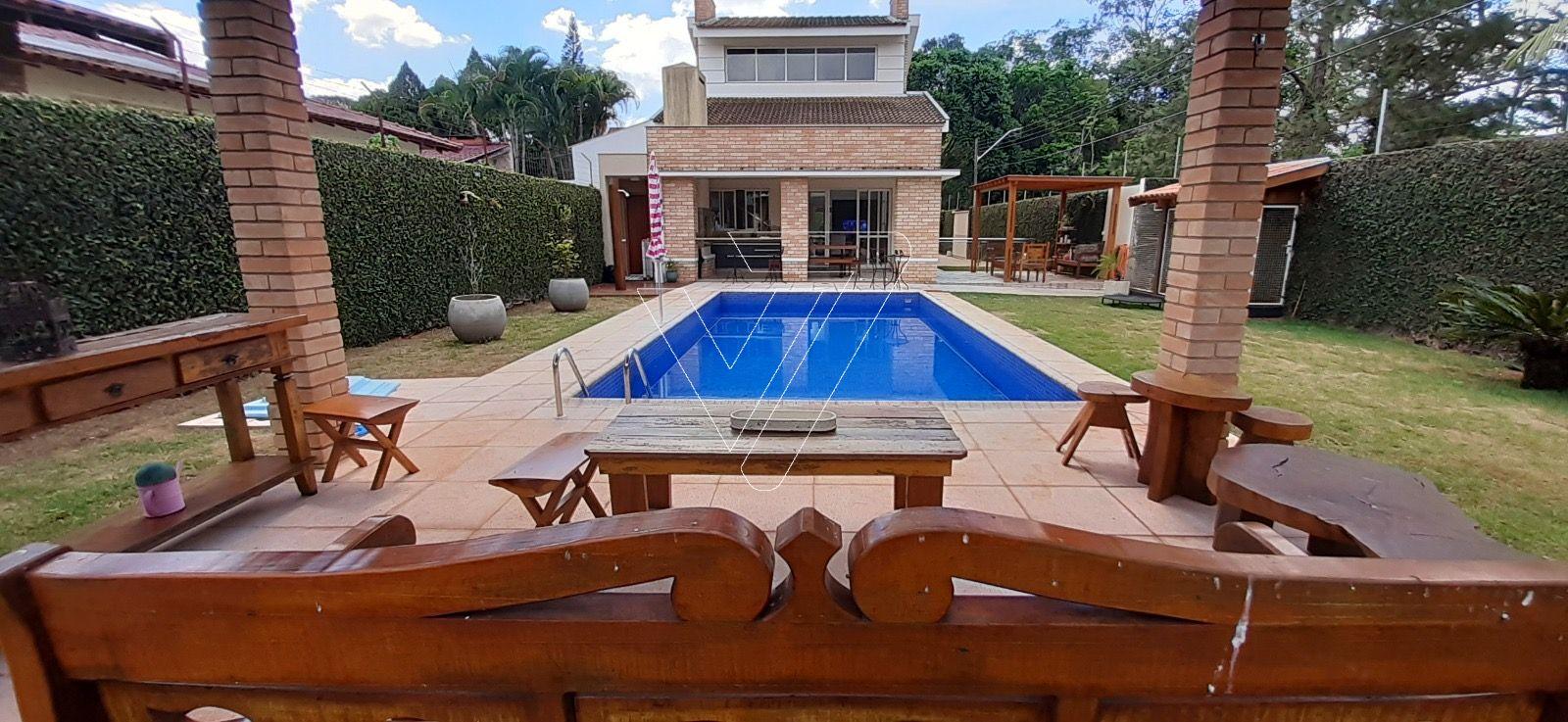Conforto e Elegância: Casa com 2 Suítes, Pé-Direito Duplo e Piscina - Jd Mediterrâneo